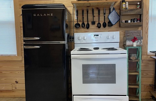 Gretna Cabina | Cozy retreat with lots of room for outdoor activities.