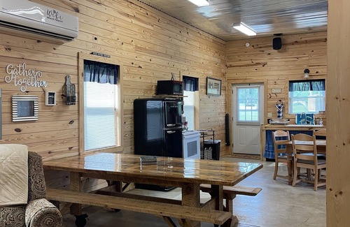 Gretna Cabina | Cozy retreat with lots of room for outdoor activities.