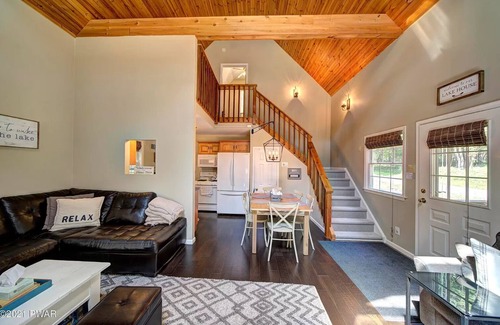 Greentown Casa | Cozy River Chalet