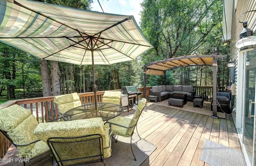 Greentown Casa | Cozy River Chalet