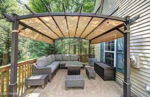 Greentown Casa | Cozy River Chalet