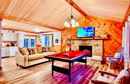 Gatlinburg - Pigeon Forge Cabina | Cozy Riverfront Cabin with Creek Views, Hot Tub, Pool Table, and Fire Pit