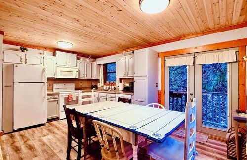 Gatlinburg - Pigeon Forge Cabina | Cozy Riverfront Cabin with Creek Views, Hot Tub, Pool Table, and Fire Pit