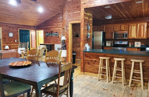 Pangburn Cabina | Cozy riverfront cabin! Great fishing & fun for the whole family.