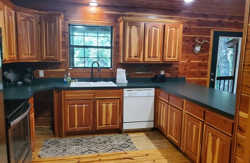 Pangburn Cabina | Cozy riverfront cabin! Great fishing & fun for the whole family.