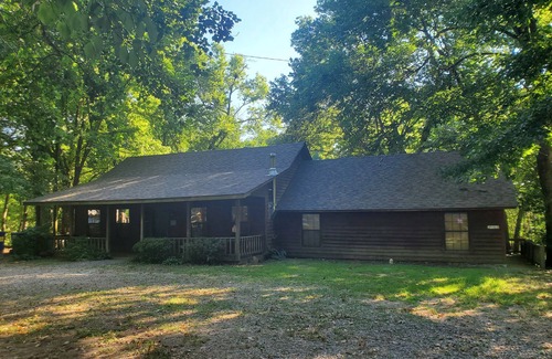 Pangburn Cabina | Cozy riverfront cabin! Great fishing & fun for the whole family.