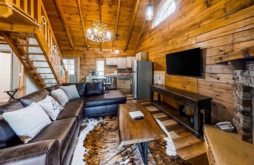 Townsend Cabina | Cozy riverfront cabin with water views, loft, WiFi, firepit, & gas fireplace