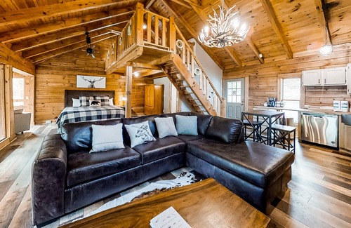 Townsend Cabina | Cozy riverfront cabin with water views, loft, WiFi, firepit, & gas fireplace