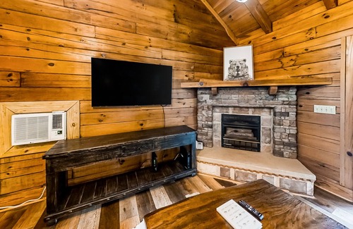 Townsend Cabina | Cozy riverfront cabin with water views, loft, WiFi, firepit, & gas fireplace