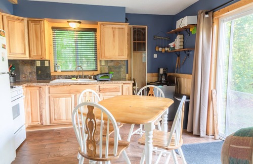 Paris Cabaña | Cozy Riverfront Cottage
