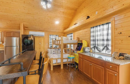 Walland Cabina | Cozy riverside cabin, hottub, fire-pit, fishing, tubing, relaxing