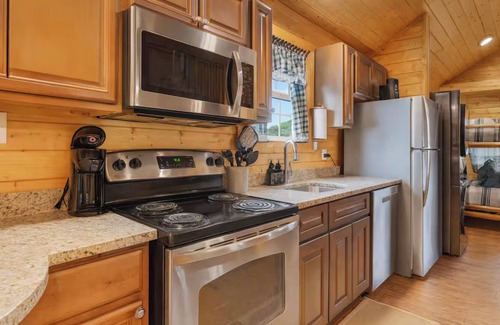 Walland Cabina | Cozy riverside cabin, hottub, fire-pit, fishing, tubing, relaxing
