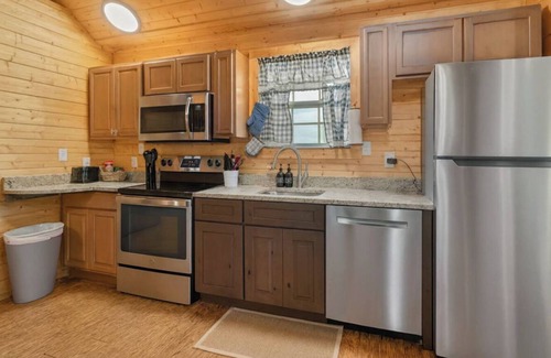 Walland Cabina | Cozy riverside cabin, hottub, fire-pit, fishing, tubing, relaxing