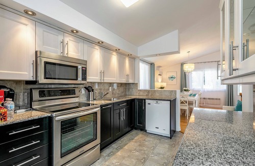 Chateauguay Casa | Cozy riverside home with swimming pool, 25 minutes to Montreal DT