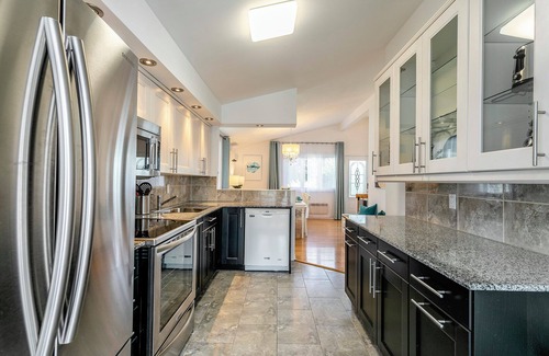 Chateauguay Casa | Cozy riverside home with swimming pool, 25 minutes to Montreal DT