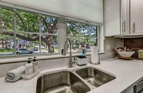 Riverside Casa | Cozy Riverside Villa - Walkable to Bars & Restaurants