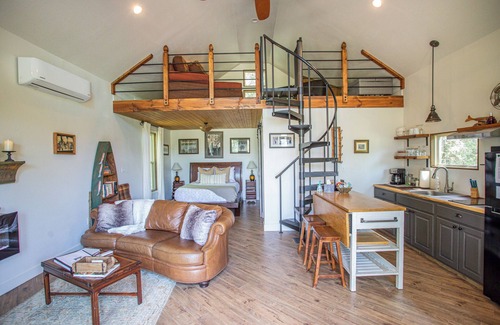 Smithville Cabaña | Cozy, romantic 1 bedroom cottage near Smithville