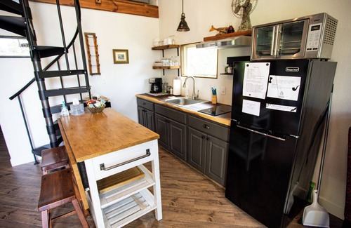 Smithville Cabaña | Cozy, romantic 1 bedroom cottage near Smithville