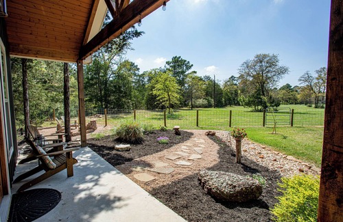 Smithville Cabaña | Cozy, romantic 1 bedroom cottage near Smithville