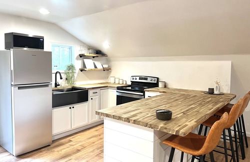 Wagontown Apartamento | cozy romantic getaway private woody area 5 mins from hiking trails