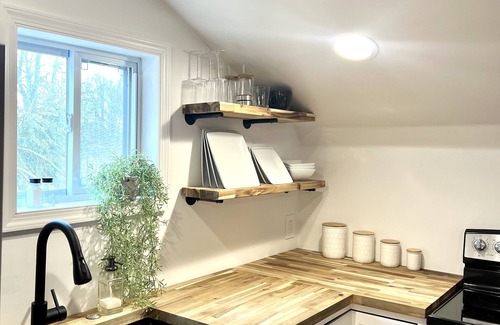 Wagontown Apartamento | cozy romantic getaway private woody area 5 mins from hiking trails