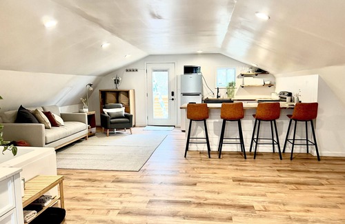 Wagontown Apartamento | cozy romantic getaway private woody area 5 mins from hiking trails