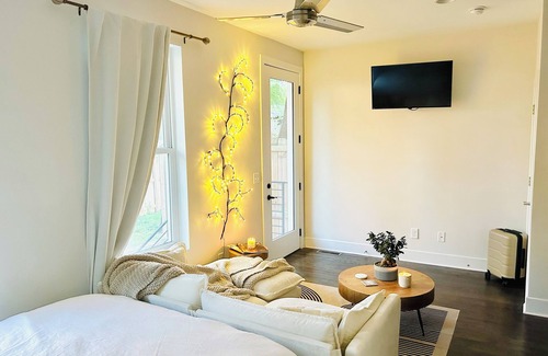 Hadley - Washington Casa | Cozy, Romantic getaway. Modern mountain lodge feel in the heart of Nashville.