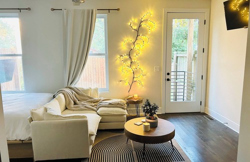 Hadley - Washington Casa | Cozy, Romantic getaway. Modern mountain lodge feel in the heart of Nashville.