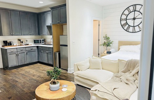 Hadley - Washington Casa | Cozy, Romantic getaway. Modern mountain lodge feel in the heart of Nashville.