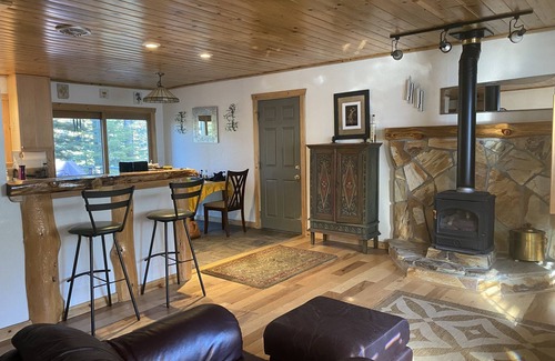 Tahoe Paradise Casa | Cozy, Romantic & Quiet! Off Pioneer Trail! Close to all amenities!