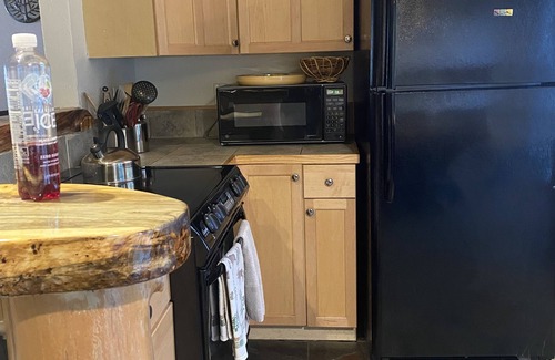 Tahoe Paradise Casa | Cozy, Romantic & Quiet! Off Pioneer Trail! Close to all amenities!