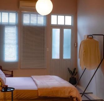 Talat Noi Cama Y Desayuno | Cozy Room at The Coffee Store Charoenkrung