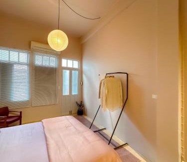 Talat Noi Cama Y Desayuno | Cozy Room at The Coffee Store Charoenkrung