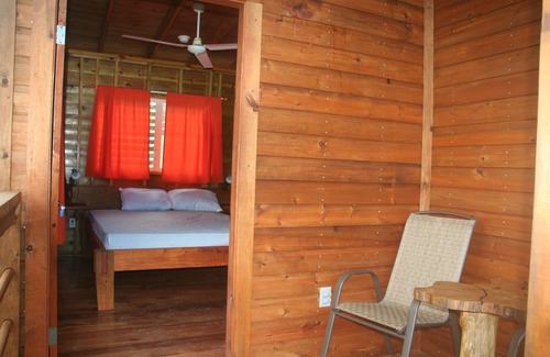 Unitedville Cabina | Acogedora habitación en un hermoso jardín con aire acondicionado, piscina - cerca del cajero automático, CARACOL ...