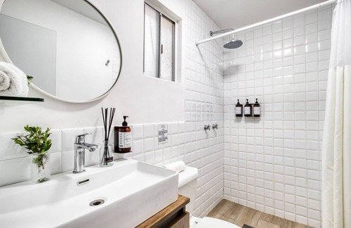 Playa Ensenada Apartamento | Cozy Room in Gorgeous Beach House: Pool & Jacuzzi