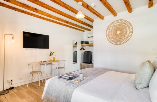 Playa Ensenada Apartamento | Cozy Room in Gorgeous Beach House: Pool & Jacuzzi