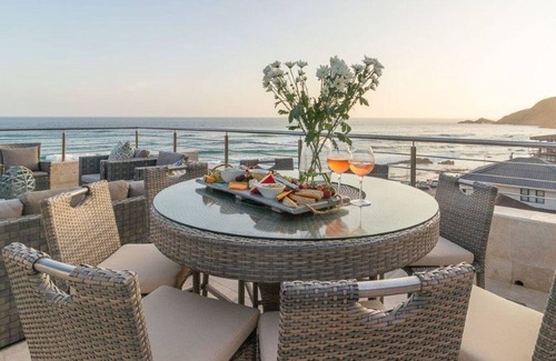 Herolds Bay Casa | Acogedora habitación con vistas parciales al mar