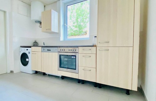 Liesing Apartamento | Cozy Room with Great Transit in a Shared Apartment