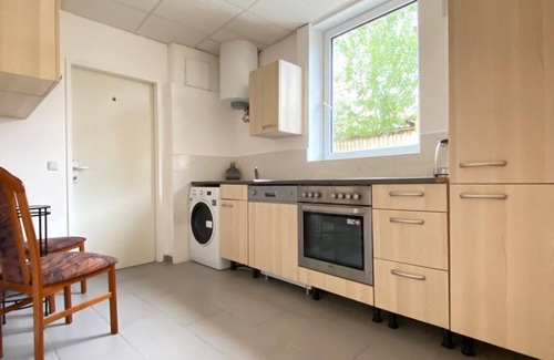Liesing Apartamento | Cozy Room with Great Transit in a Shared Apartment
