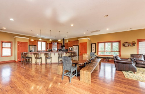 McHenry Casa | Highland Manor: casa con acceso al lago y piscina cubierta privada