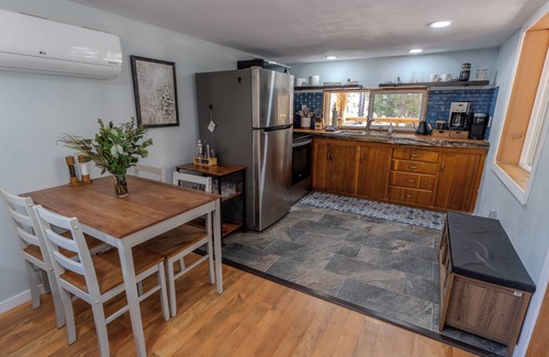 Springville Cabina | Cozy rustic cabin nestled in the woods near Peppermint Falls.