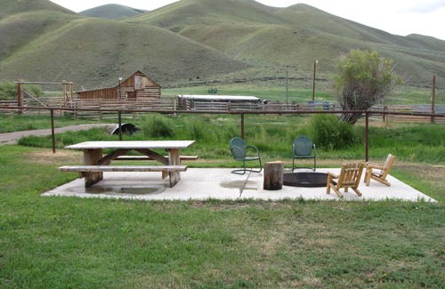 Lima Cabina | Cozy rustic cabin on Little Sheep Creek at foot of Lima Peaks