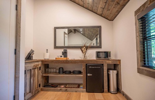Madison Cabina | Cozy Rustic Cabin w/Hot Tub & Scenic Trails in Ohio’s Wine Country
