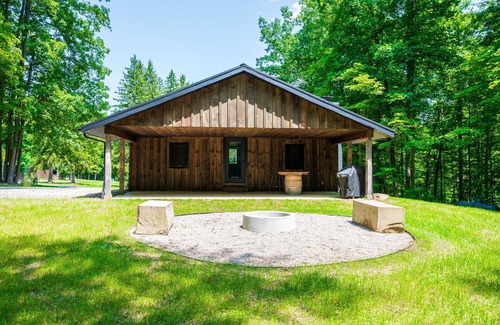 Madison Cabina | Cozy Rustic Cabin w/Hot Tub & Scenic Trails in Ohio’s Wine Country
