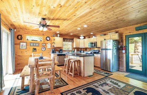 Townsend Casa | Cozy Rustic Cabin with Wonderful Views of the Smoky Mountains