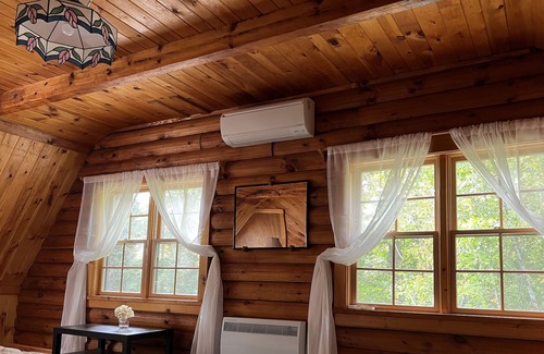 Keswick Ridge Casa | Cozy Rustic log-house in the city - 5bedrooms - private pond & covered bridge