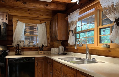Keswick Ridge Casa | Cozy Rustic log-house in the city - 5bedrooms - private pond & covered bridge