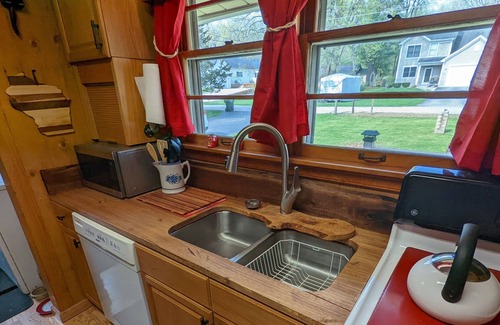 Twin Lakes Cabaña | Cozy Rustic Retro Cottage - Lake - Boats - Golf