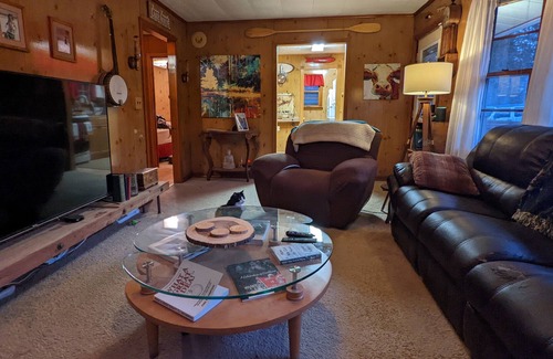 Twin Lakes Cabaña | Cozy Rustic Retro Cottage - Lake - Boats - Golf