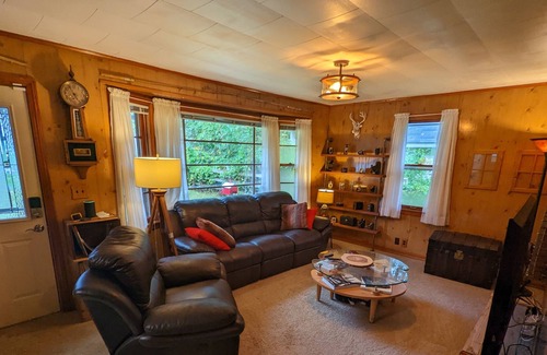 Twin Lakes Cabaña | Cozy Rustic Retro Cottage - Lake - Boats - Golf